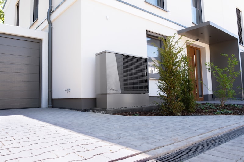 Wärmepumpe vor Einfamilienhaus